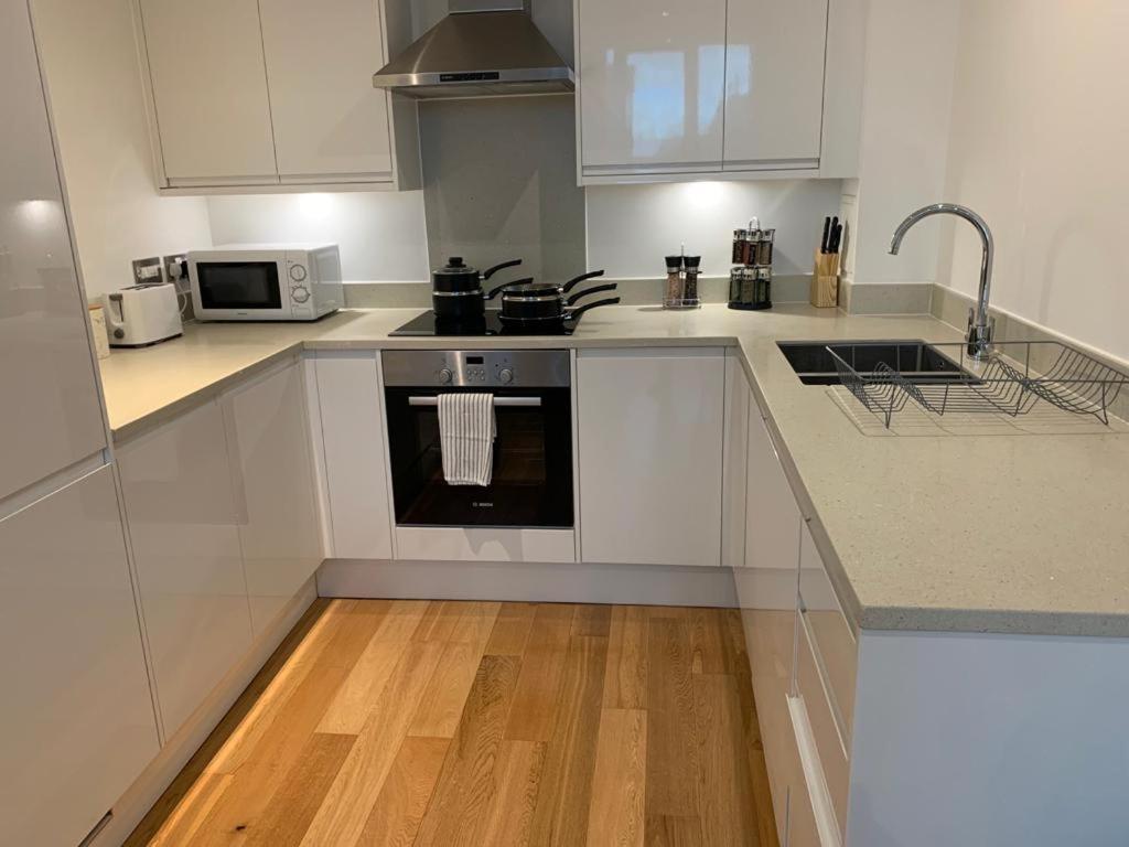 Modern 2 Bed 2 Bath Apartment In Central Croydon! Exterior photo