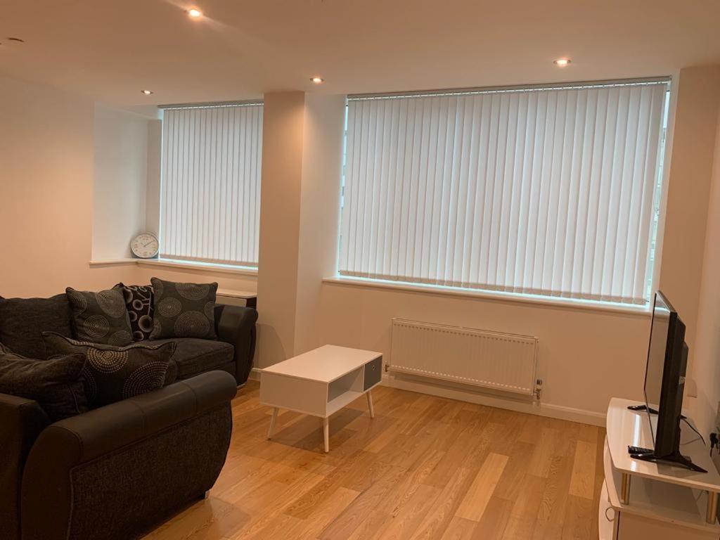 Modern 2 Bed 2 Bath Apartment In Central Croydon! Exterior photo