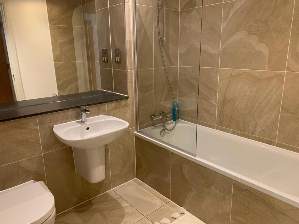 Modern 2 Bed 2 Bath Apartment In Central Croydon! Exterior photo