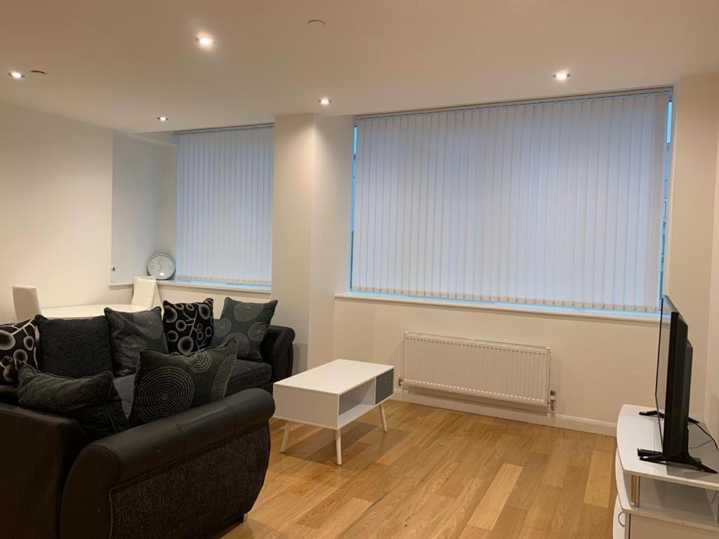 Modern 2 Bed 2 Bath Apartment In Central Croydon! Exterior photo