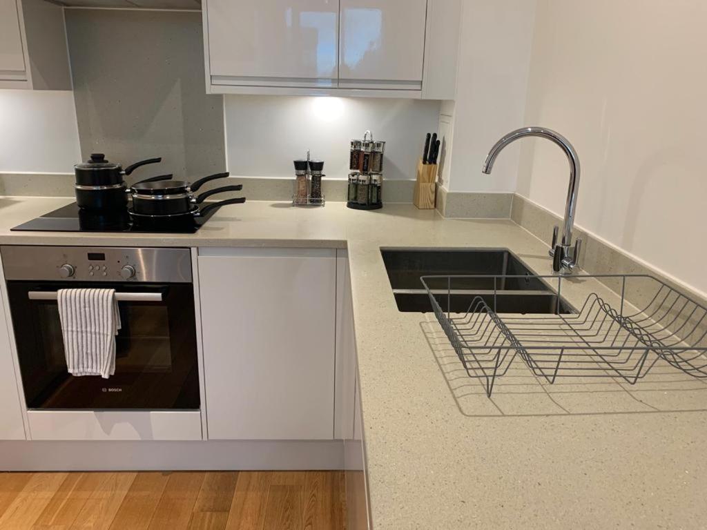 Modern 2 Bed 2 Bath Apartment In Central Croydon! Exterior photo