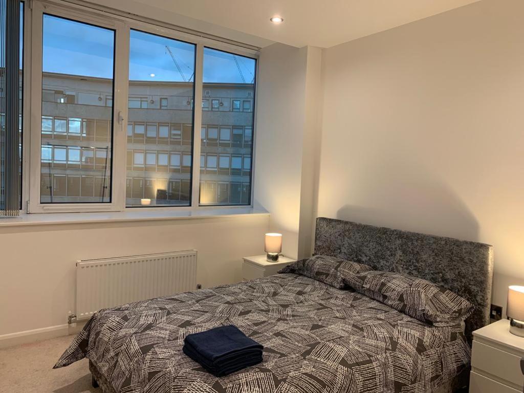 Modern 2 Bed 2 Bath Apartment In Central Croydon! Exterior photo