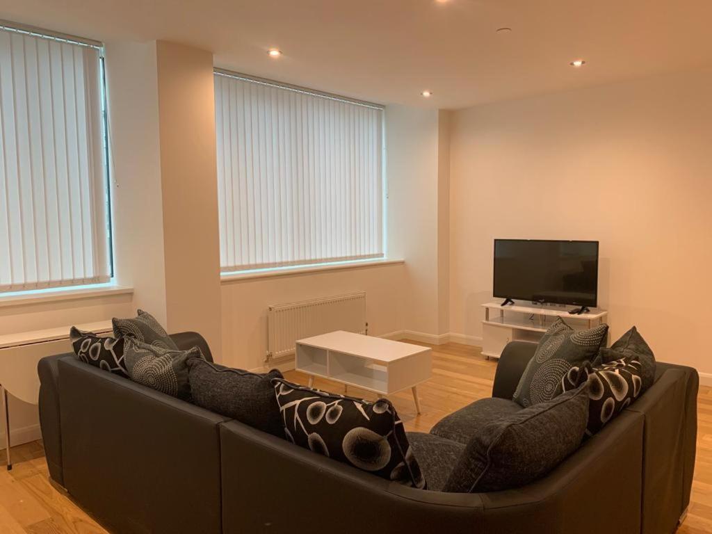 Modern 2 Bed 2 Bath Apartment In Central Croydon! Exterior photo